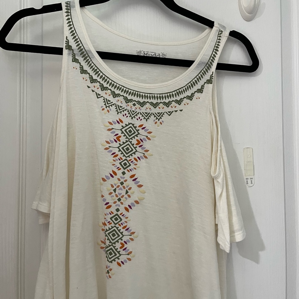 NWOT Mudd Cold-shoulder top - Size Small